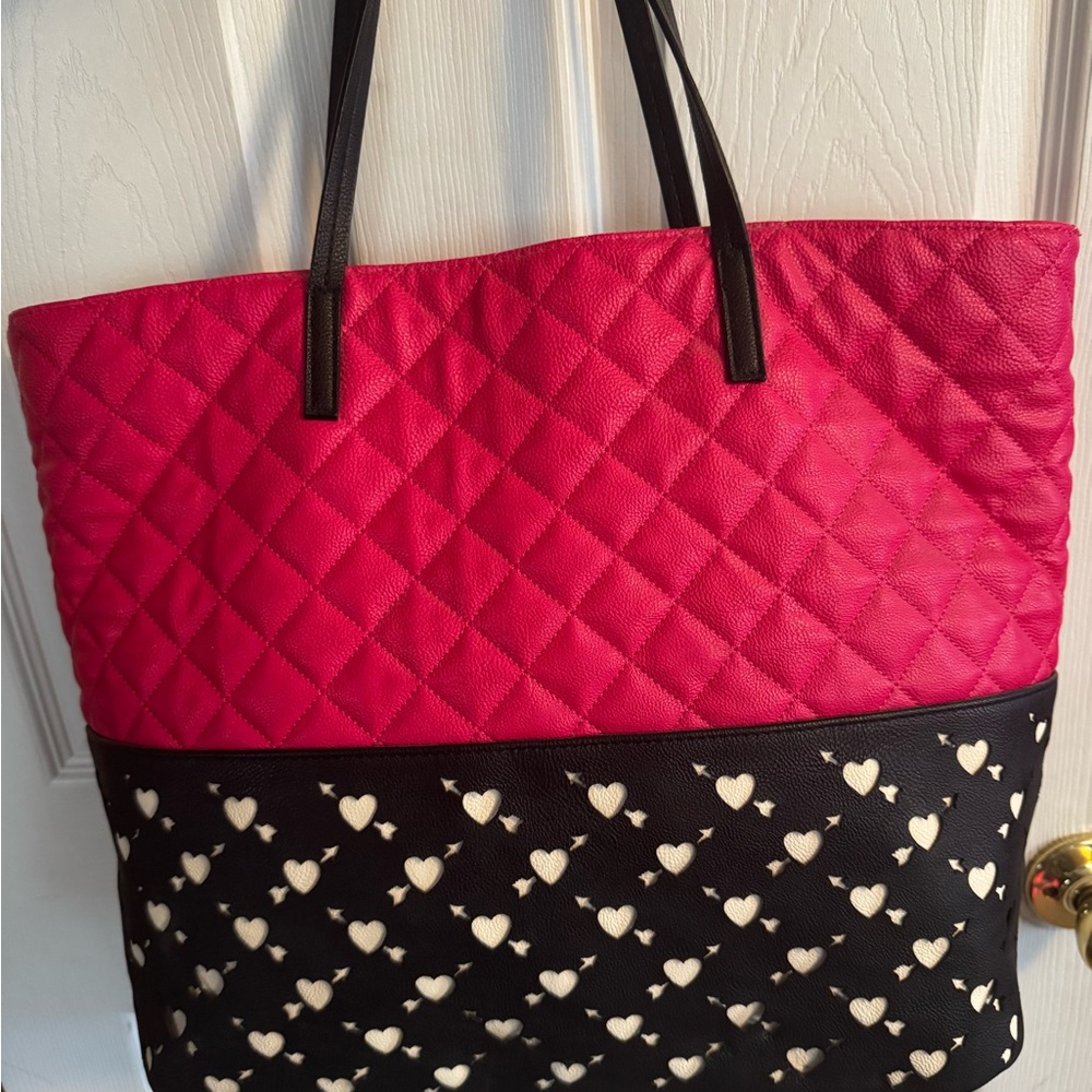 💖 Betsey Johnson Quilted Heart Tote – Pink & Black Statement Bag w/ bow & heart💖 - Picture 2 of 8